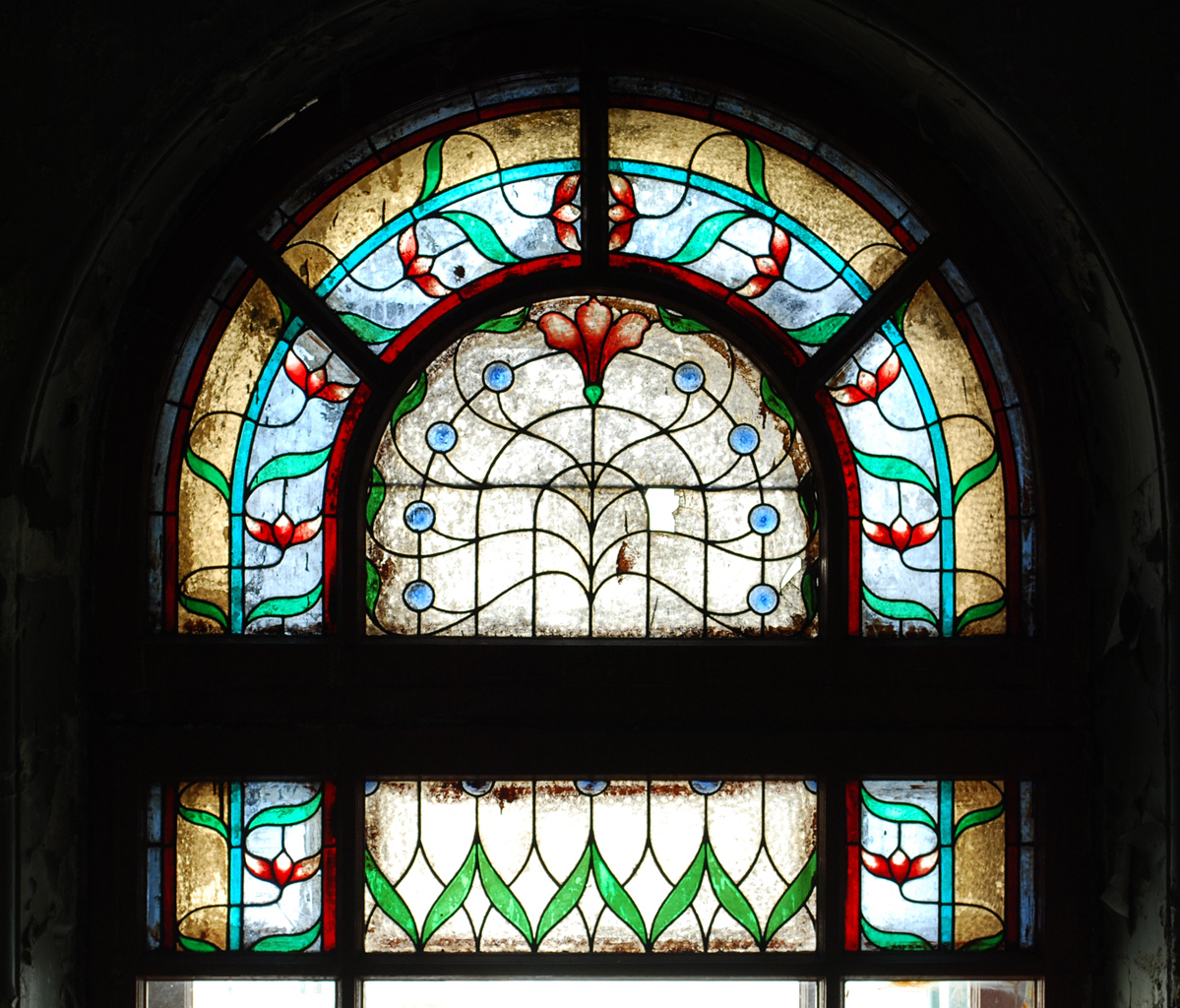 Витражная техника рисования. Техника витраж. Витражная церковь картина. Витражи павильона зерно вднх. Витраж аппликация.