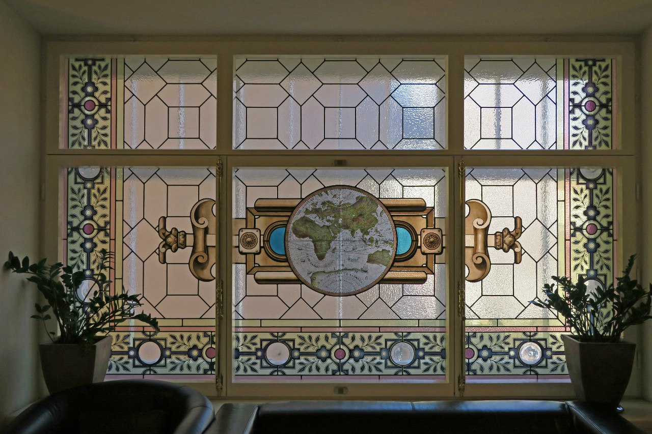 яркие окна инн. закрой окно. пластиковые окна необычной формы. круглое деревянное окно. окна напоминании.