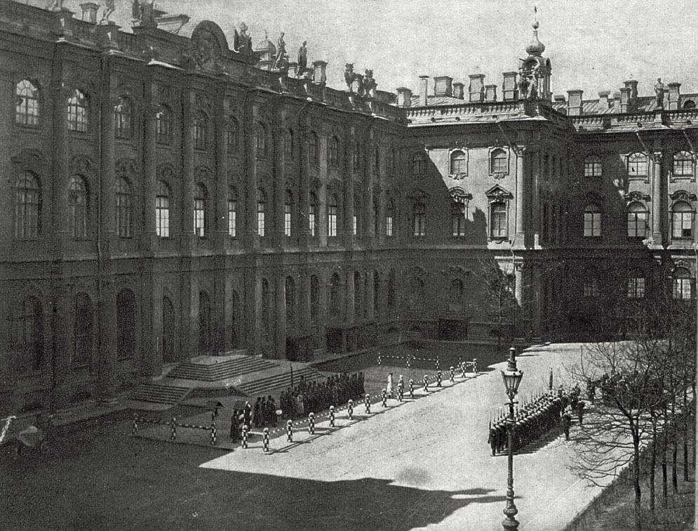 Зимний дворец после революции фото